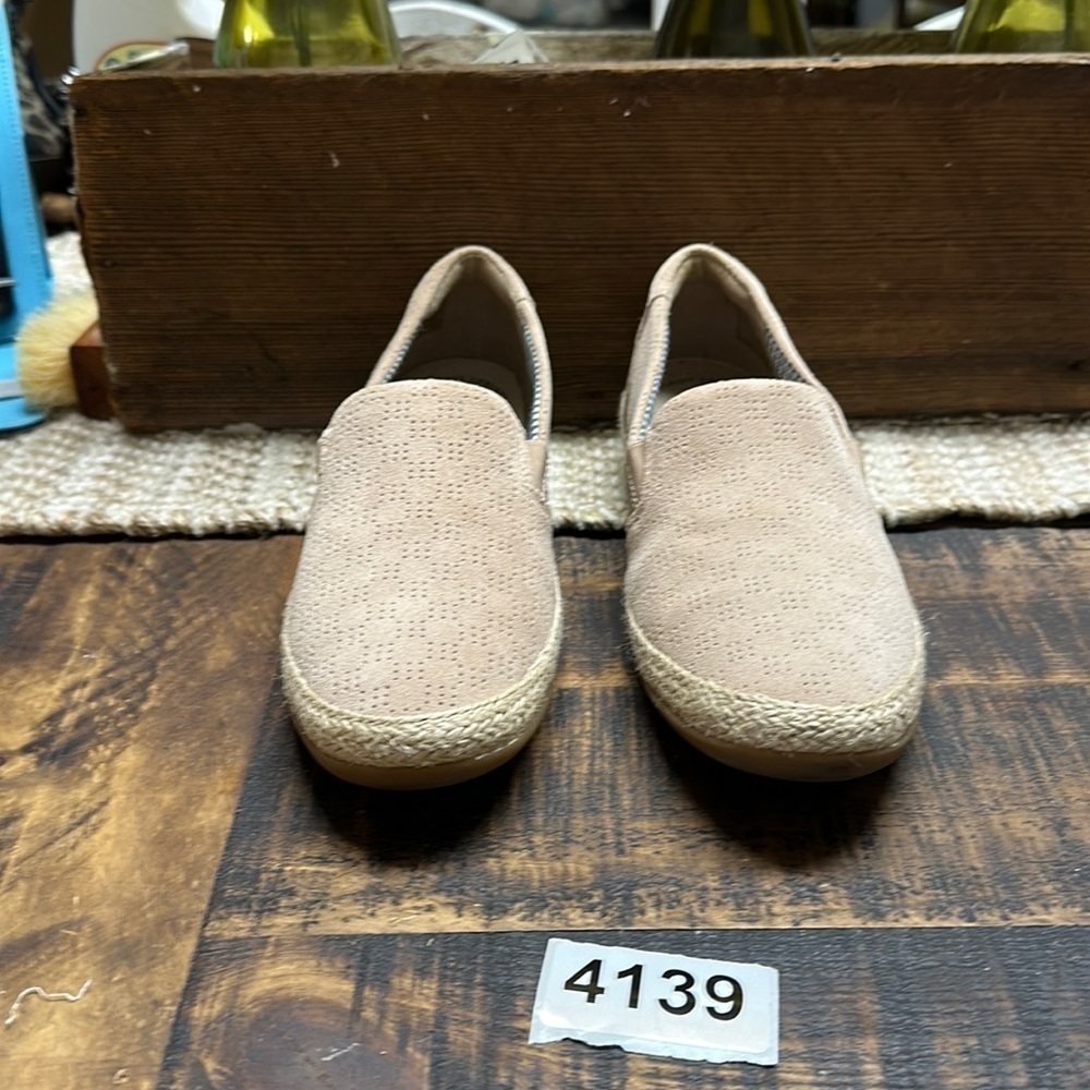 Clarks sand suede size 6-1/2m pre  owned cushioned sole​